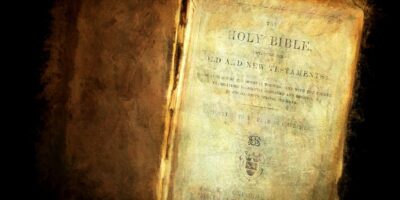 Zeldzame bijbel gevonden met opmerkelijke fout in de 10 geboden