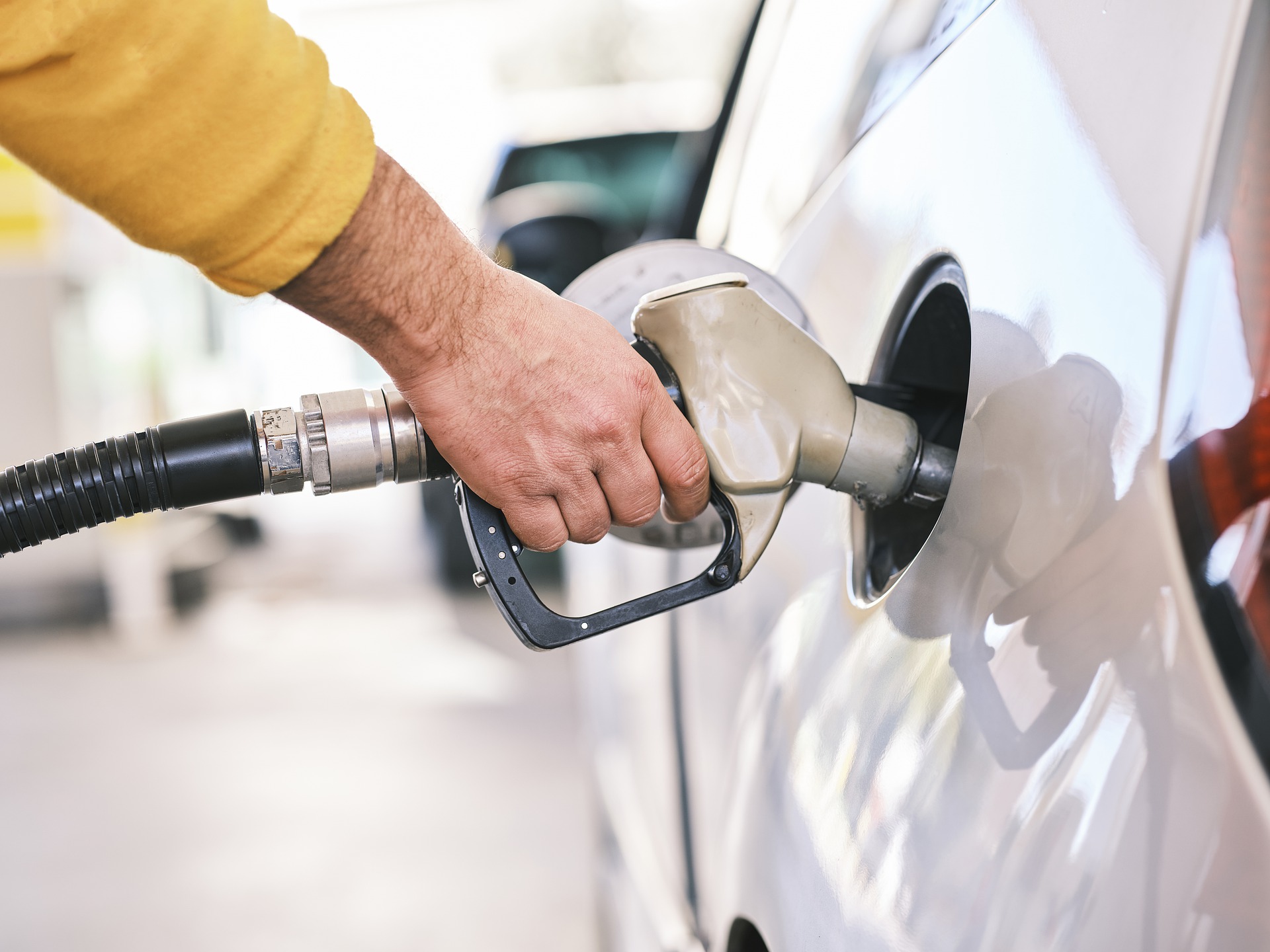 Benzine- en dieselprijzen als een raket omlaag: ''Bijna gratis'' 😂