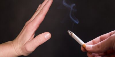 Onderzoekers: Buiten roken 'voor de kinderen' is onzin en zeer schadelijk voor baby's