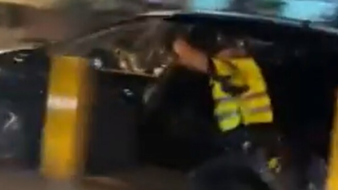 Heftige video: Nijmeegse agent wordt meters meegesleurd door wegrijdende auto