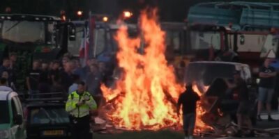 Boeren protesten opnieuw, stichten bermbranden en ontregelen verkeer