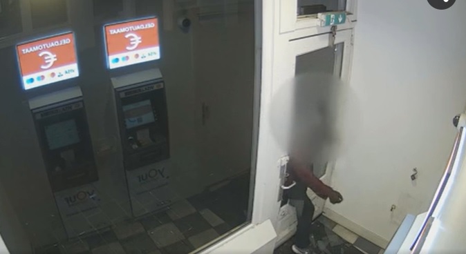 (VIDEO) Man trapt glazen deur uit bankpand, moet nodig pinnen