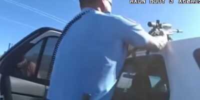 (Video) Politie-scherpschutter schiet kidnapper die baby onder schot houdt dood