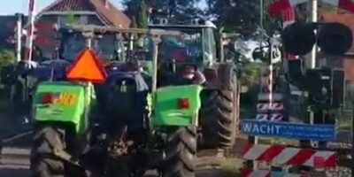 Boeren blokkeren spoor met tractoren: Dieseltrein is ook vervuilend