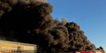 Gigantische brand uitgebroken in Groningen, vuur overgeslagen naar meerdere panden