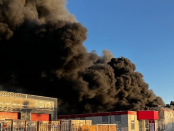 Gigantische brand uitgebroken in Groningen, vuur overgeslagen naar meerdere panden