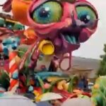 Groot drama in Prinsenbeek: deel carnavalswagen breekt af en valt op vrouw