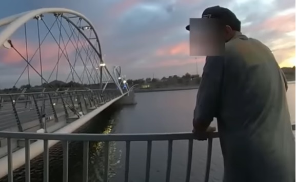 (Video via bodycam) Agenten zien dakloze man verdrinken en grijpen niet in