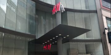 Vreselijk drama in H&M winkel: Jongetje (4) valt verdieping naar beneden