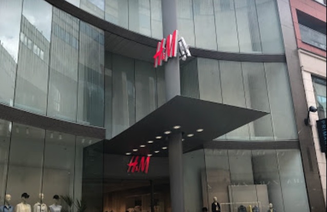 Vreselijk drama in H&M winkel: Jongetje (4) valt verdieping naar beneden