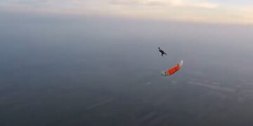 Parachutist stort neer in Nederlandse woonwijk en raakt zwaargewond