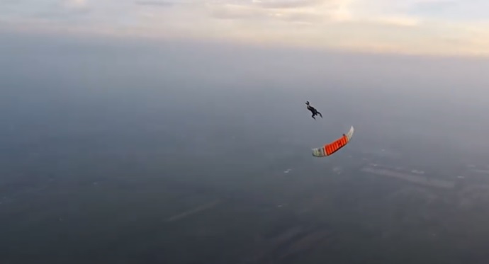 Parachutist stort neer in Nederlandse woonwijk en raakt zwaargewond