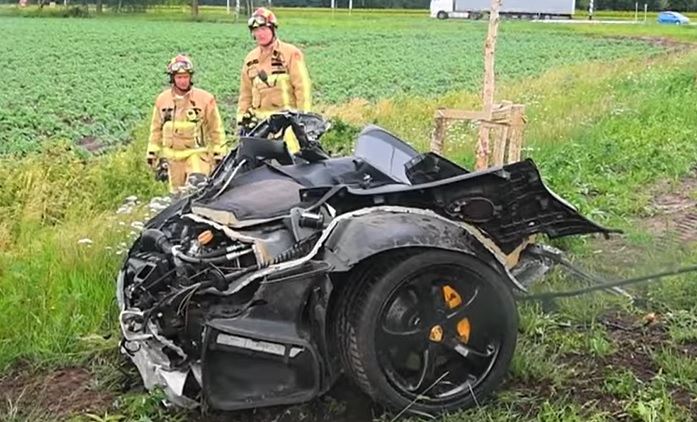 Zwaar ongeval eist dodelijk slachtoffer, Porsche breekt in stukken