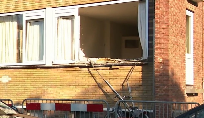 Enorme explosie in flatgebouw Weesp, straat bezaaid met glas
