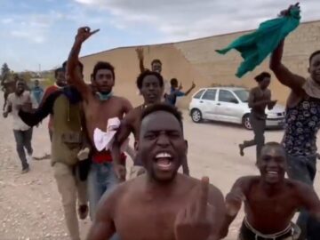 (VIDEO) Migranten bestormen grenshekken Spanje, 18 Afrikanen omgekomen