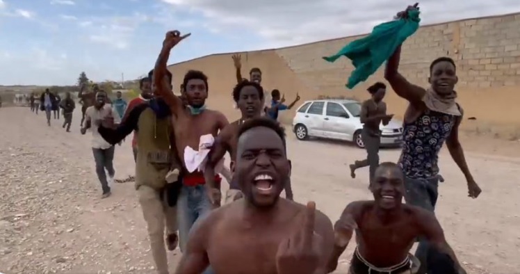(VIDEO) Migranten bestormen grenshekken Spanje, 18 Afrikanen omgekomen