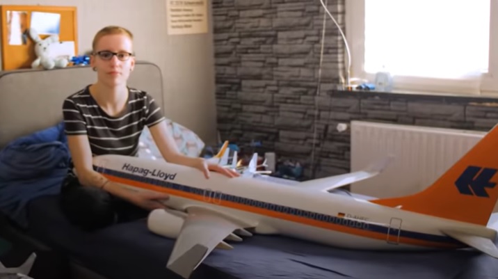 Bizarre beelden: Sarah (23) heeft een liefdesrelatie met... een vliegtuig (en heeft er seks mee)