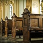 Ophef in Limburg: Perverse pastoor laat 'seksfilmpjes' zien