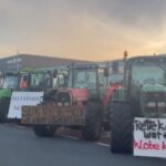 Boeren blokkeren distributiecentra, supermarkten waarschuwen consument