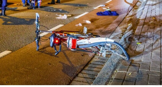 Schokkend: Automobilist rijdt op fietsers in en gaat ervandoor
