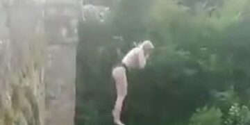 Meisje (22) springt voor de lol van hoge brug, breekt ruggengraat