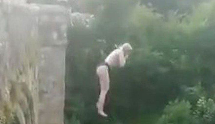 Meisje (22) springt voor de lol van hoge brug, breekt ruggengraat