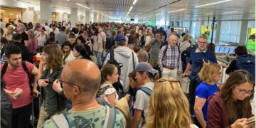Extreme chaos Schiphol: "Honderden passagiers missen vlucht''