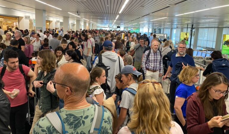 Extreme chaos Schiphol: “Honderden passagiers missen vlucht”