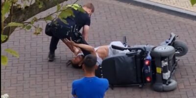 Grote ophef: Politieagent gooit beenloze man uit scootmobiel en slaat op hem in