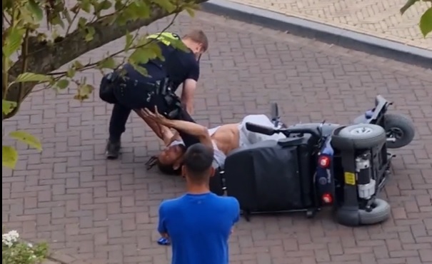 Grote ophef: Politieagent gooit beenloze man uit scootmobiel