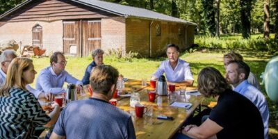 ZIEN: Mark Rutte wordt emotioneel in gesprek met boeren