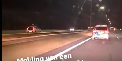 Spookrijder racet met 130 kilometer per uur tegen verkeer in, politie deelt video