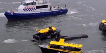 (Video) Watertaxi botst keihard op rondvaartboot in Rotterdam, passagiers in water