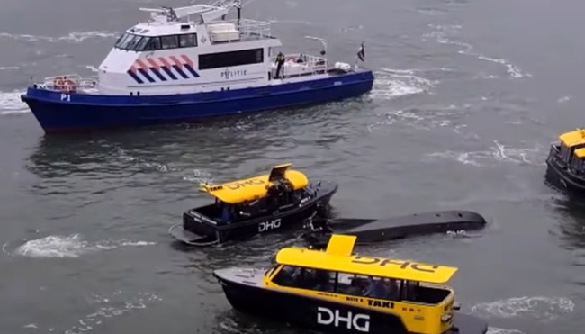 (Video) Watertaxi botst keihard op rondvaartboot in Rotterdam, passagiers in water