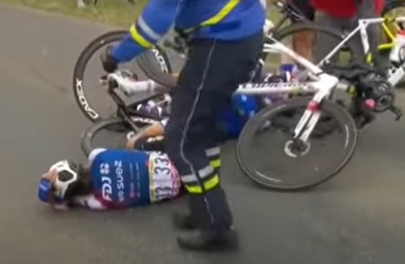 Horrorcrash Tour de France: Wielrenster breek nekwervels