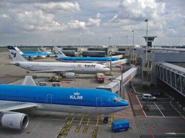 Schiphol getroffen door megastoring: Reizigers moeten koffers achterlaten