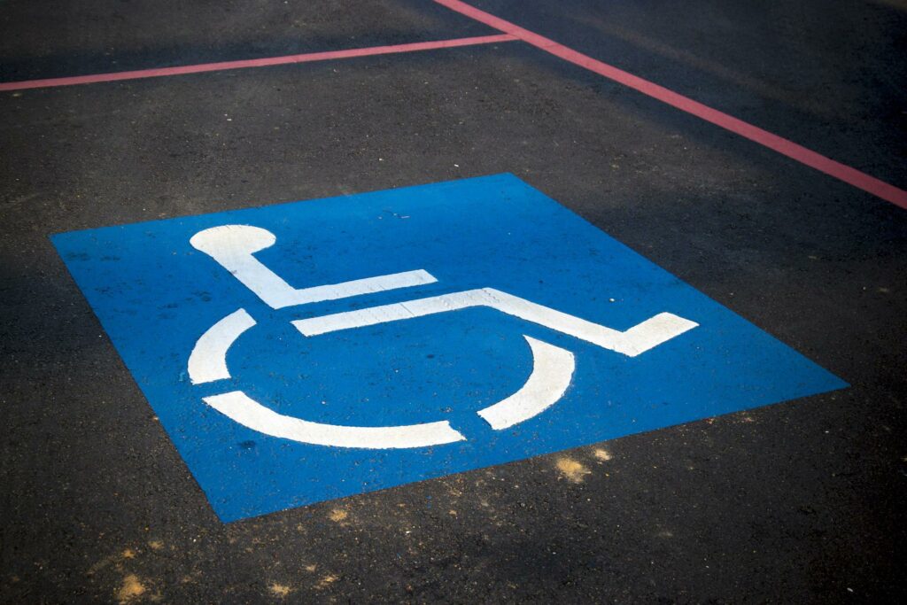 Bizar: Vrouw in rolstoel krijgt boete voor parkeren op rolstoelplek