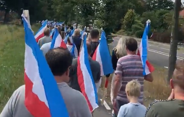 (VIDEO) Honderden protesteren tegen komst asielzoekers