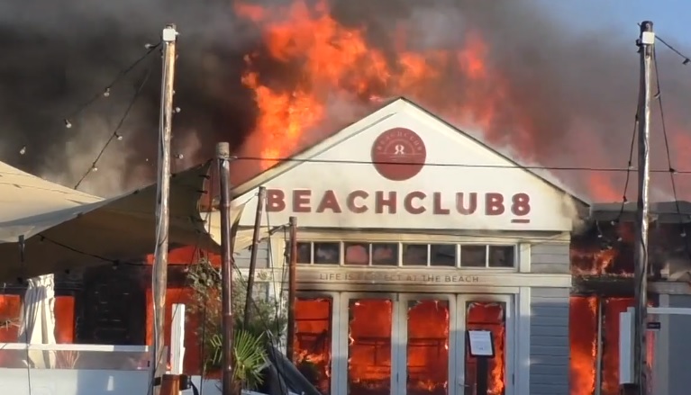 Breaking: Strandtent in vlammen, brandweer probeert duinen te redden