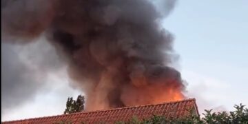 Gigantische brand uitgebroken in woning met arbeidsmigranten, meerdere gewonden