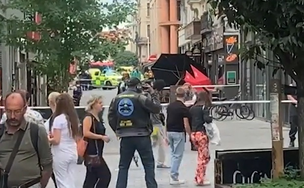 Breaking: Bestelbus rijdt in op terras in Brussel, dader op de vlucht