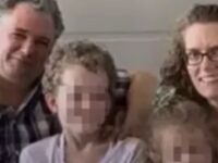 Vrouw sterft in vliegtuig: kinderen zitten 8 uur naast overleden moeder