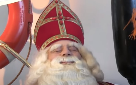 NPO-presentator krijgt haatberichten na zingen Sinterklaasliedje en maakt diepe excuses
