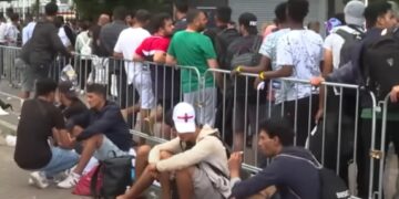 Schitterend nieuw cruiseschip voor asielzoekers aangekomen in Huizen