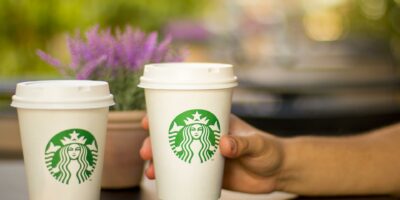 VIDEO: Starbucks-medewerker ontslagen, collega's lopen zaak uit