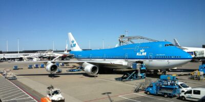 Bizar: Vrouw begint tijdens KLM-vlucht op personeel in te slaan