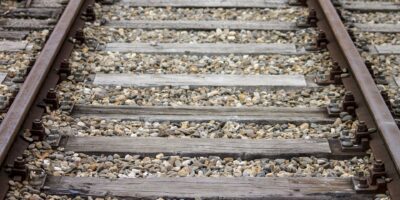 Verwarde man spoor bijster, doet yoga-oefeningen op treinrails
