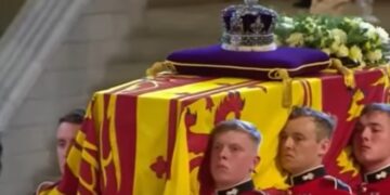 Bizarre beelden: Man trekt vlag van kist Queen Elizabeth