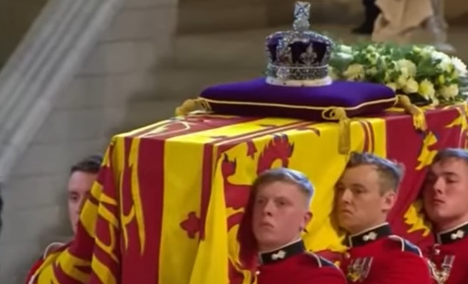 Bizarre beelden: Man trekt vlag van kist Queen Elizabeth