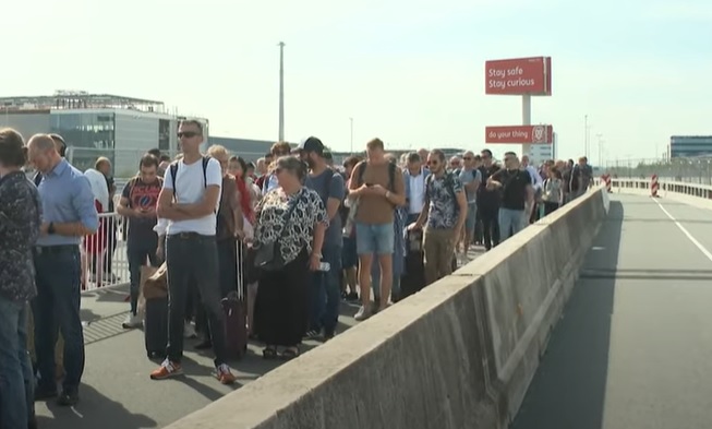 Bizarre beelden: weer enorme rijen Schiphol, passagiers woedend